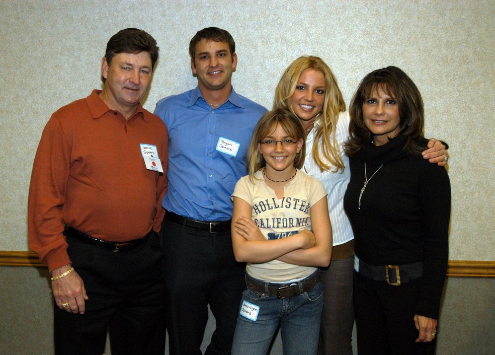 Britney Spears rodeada pelos familiares: O pai, Jamie, o irmão, Bryan, a irmã, Jamie Lynn, e a mãe, Lynn — Foto: Getty Images