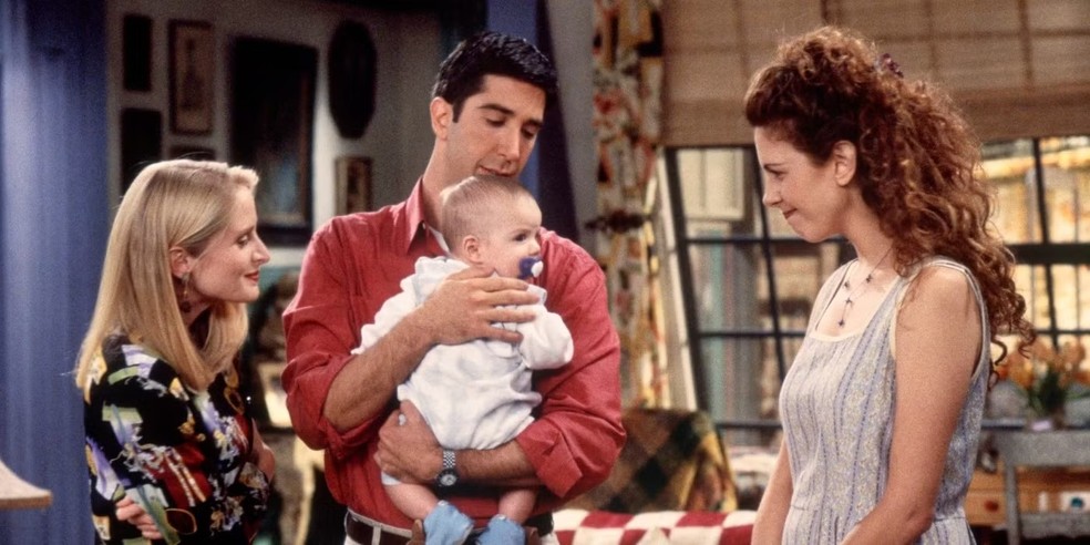 Carol foi primeira esposa de Ross Geller e mãe do primeiro filho dele, Ben. A personagem fez história com o primeiro casamento lésbico na TV aberta, com a parceira Susan — Foto: Reprodução