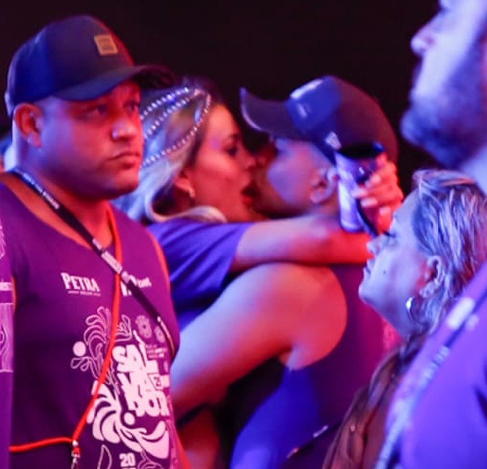 Andressa Urach beija moreno na folia de Salvador — Foto: Divulgação/Divulgação