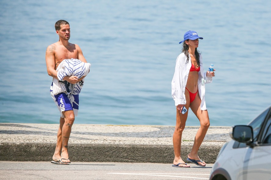 Bruna Marquezine e João Guilherme curtem praia