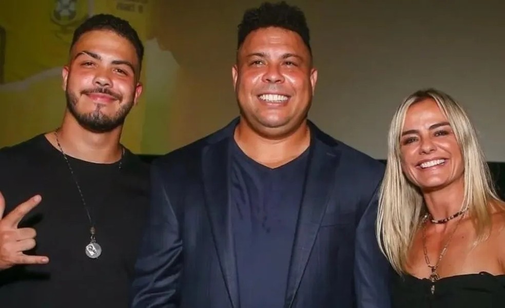 Ronald com os pais, Ronaldo e Milene Domingues — Foto: Reprodução