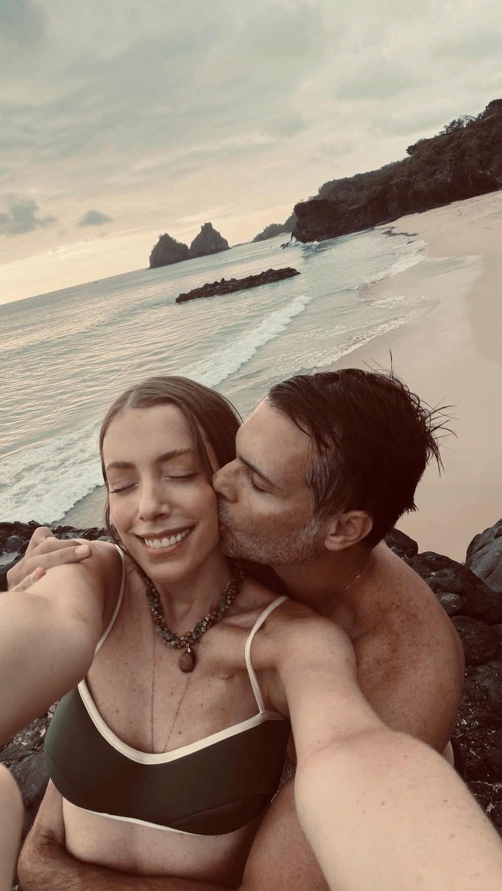 Após cair em golpe em Noronha, Fabiana Justus curte praia com marido e mostra tanquinho; fotos — Foto: Reprodução/Instagram