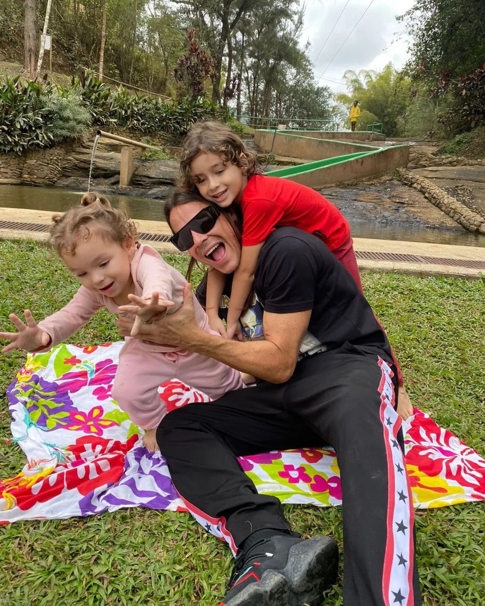 Theo Becker e os filhos — Foto: Reprodução do Instagram