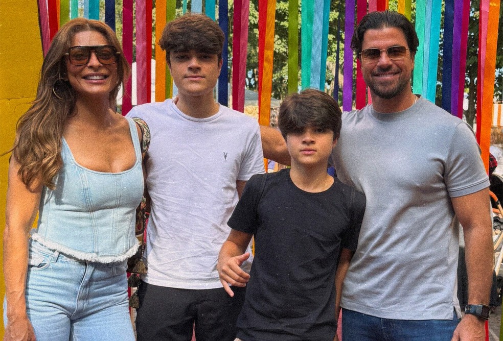 Juliana Paes e o marido, Carlos Eduardo Baptista, com os filhos, Pedro e Antônio — Foto: Reprodução/Instagram