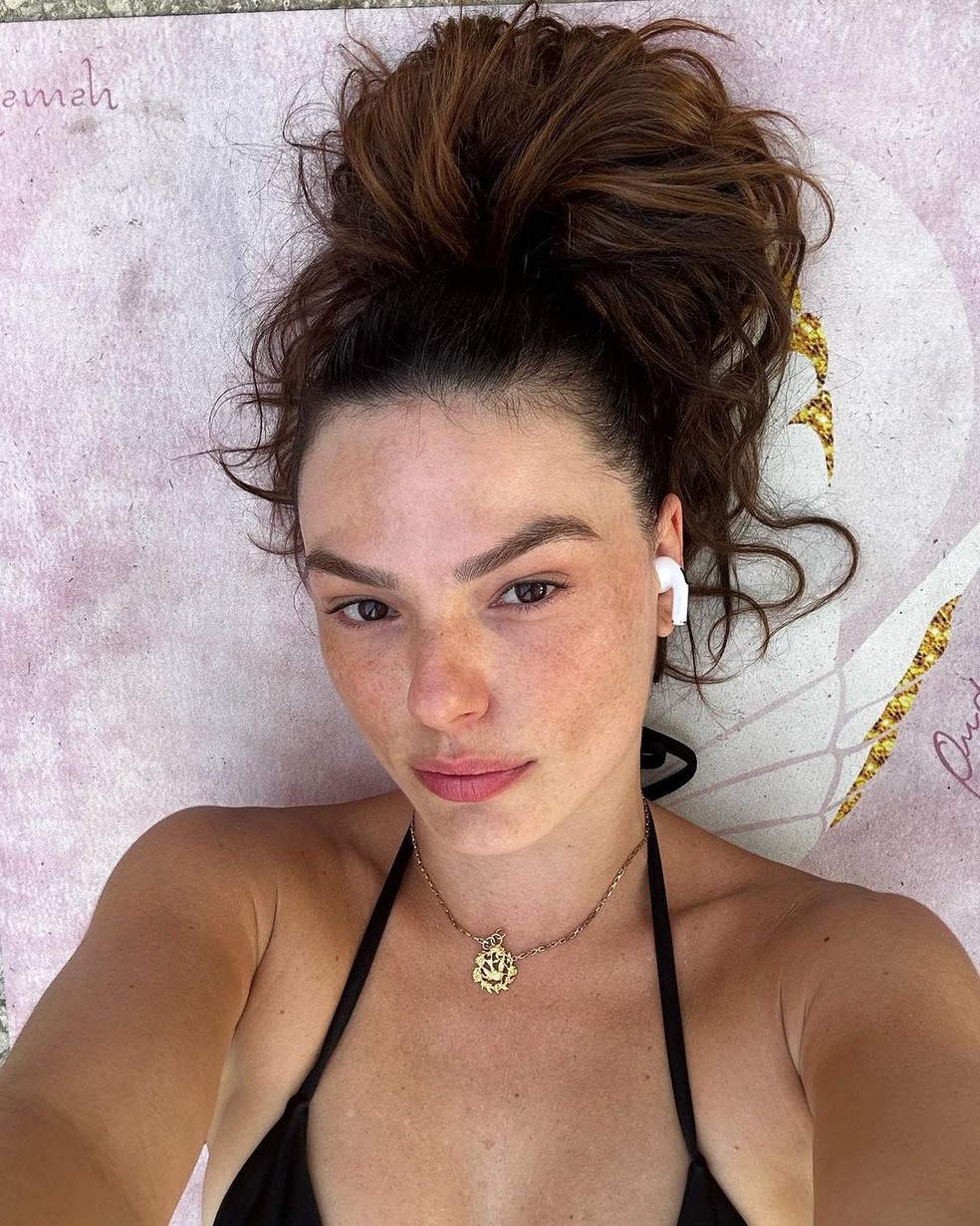 Isis Valverde posa de biquíni em viagem e fãs reagem: 'Toda natural'