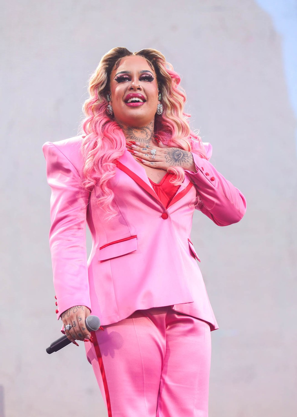 Gloria Groove celebra lançamento de amor no mês do orgulho LGBT+:
