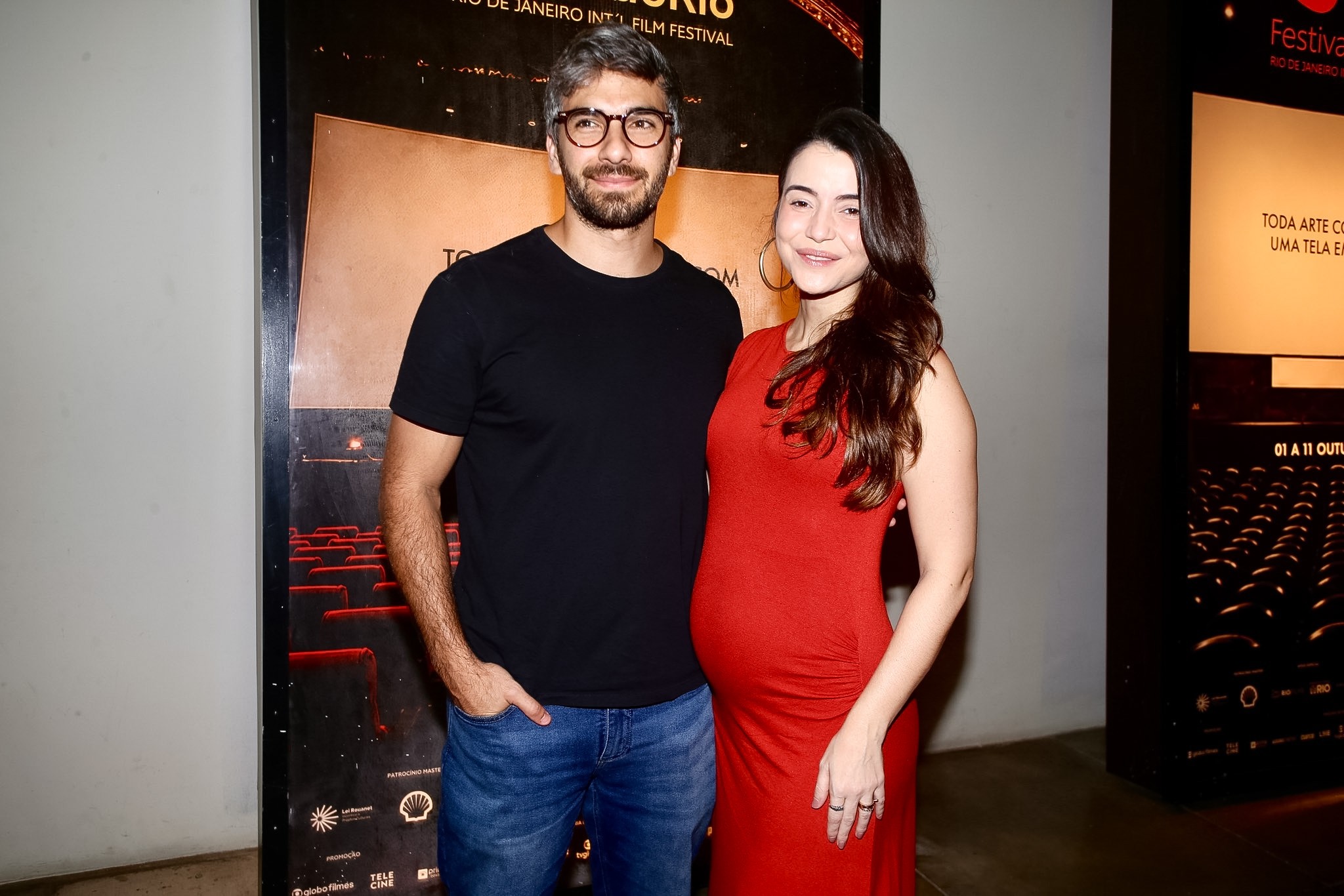 Hugo Moura e Maria Clara Senra revelam gravidez no Festival do Rio; fotos