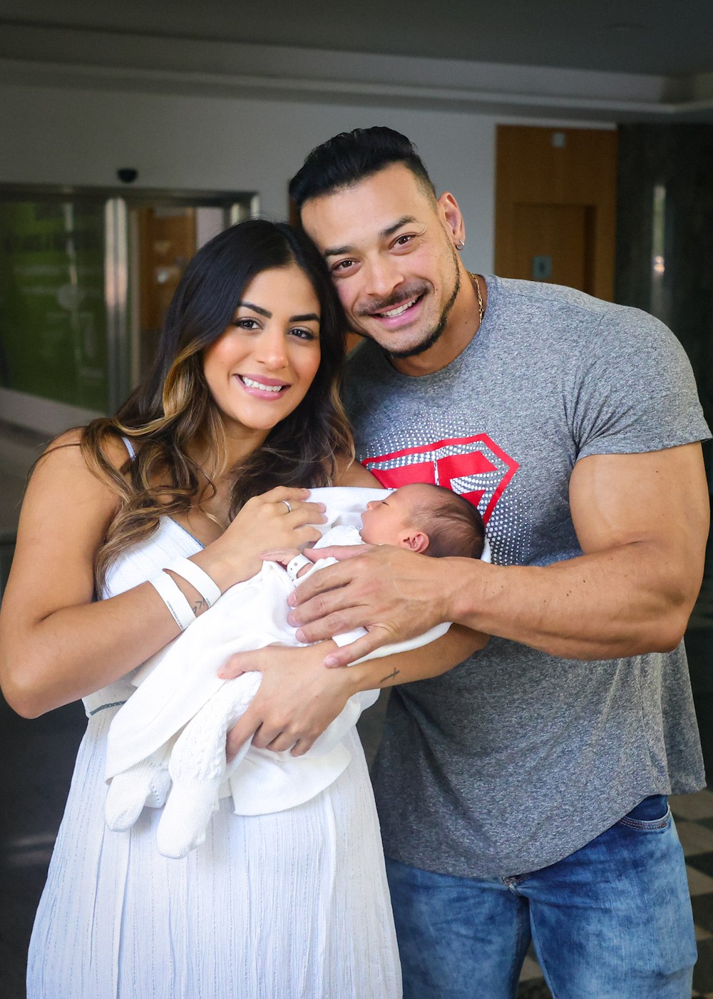 Felipe Franco e Inaê Barros deixam a maternidade com Vitor nos braços