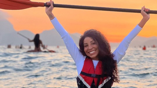 Luane Dias supera trauma e entra no mar pela 1ª vez desde que se afogou em 2015; vídeo
