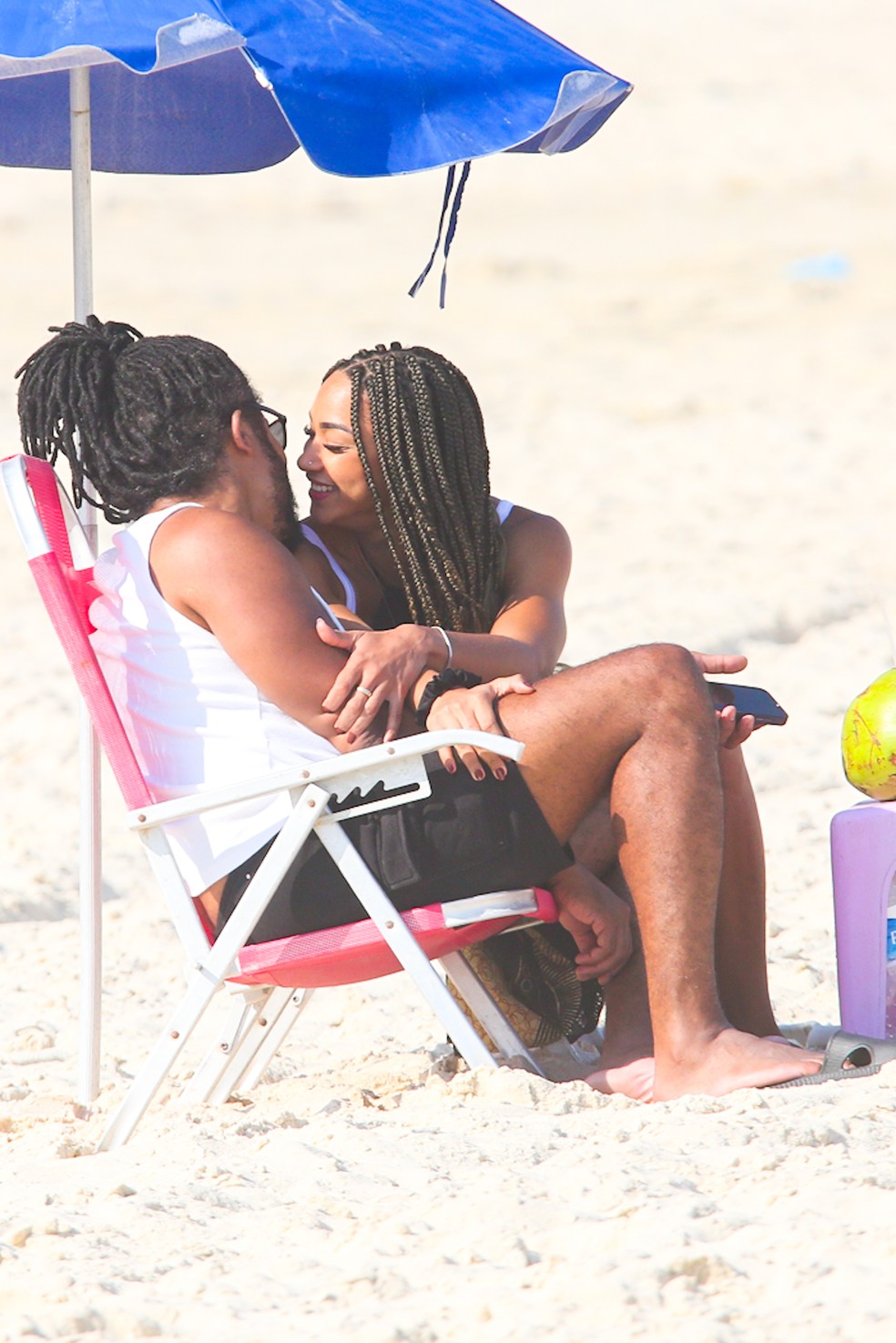 Aline Patriarca e Diogo Almeida v&atilde;o &agrave; praia no Rio &mdash; Foto: Dilson Silva / Agnews