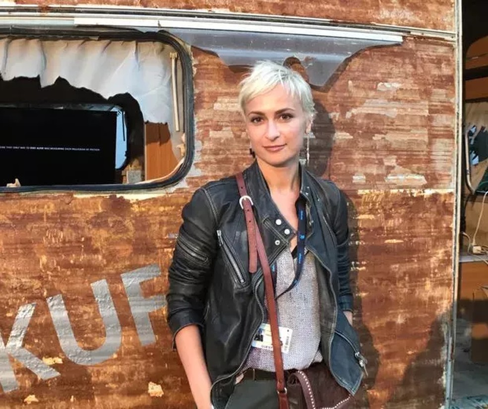 A diretora de fotografia Halyna Hutchins morreu aos 42 anos após levar um tiro acidental no set de filmagens do filme Rust — Foto: Reprodução / Instagram