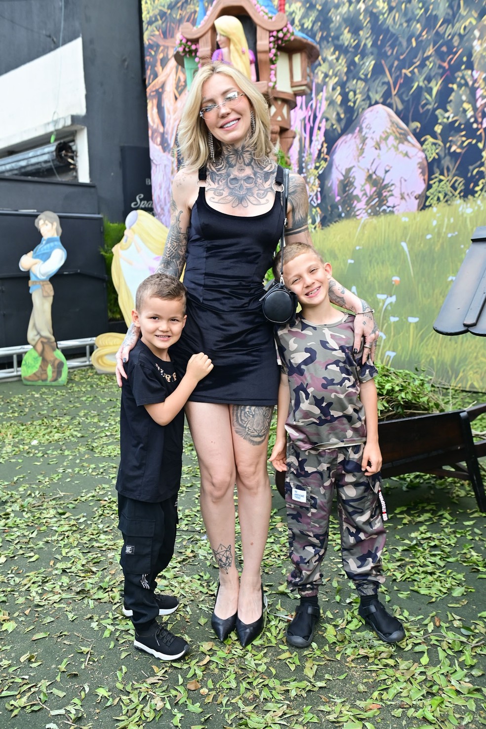 Zoo e os filhos, Gael e Nikki — Foto: Leo Franco / AgNews