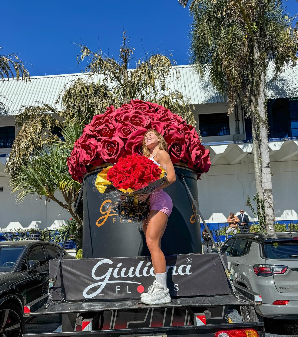 Virginia ganha caminhão de flores — Foto: Reprodução/ Instagram