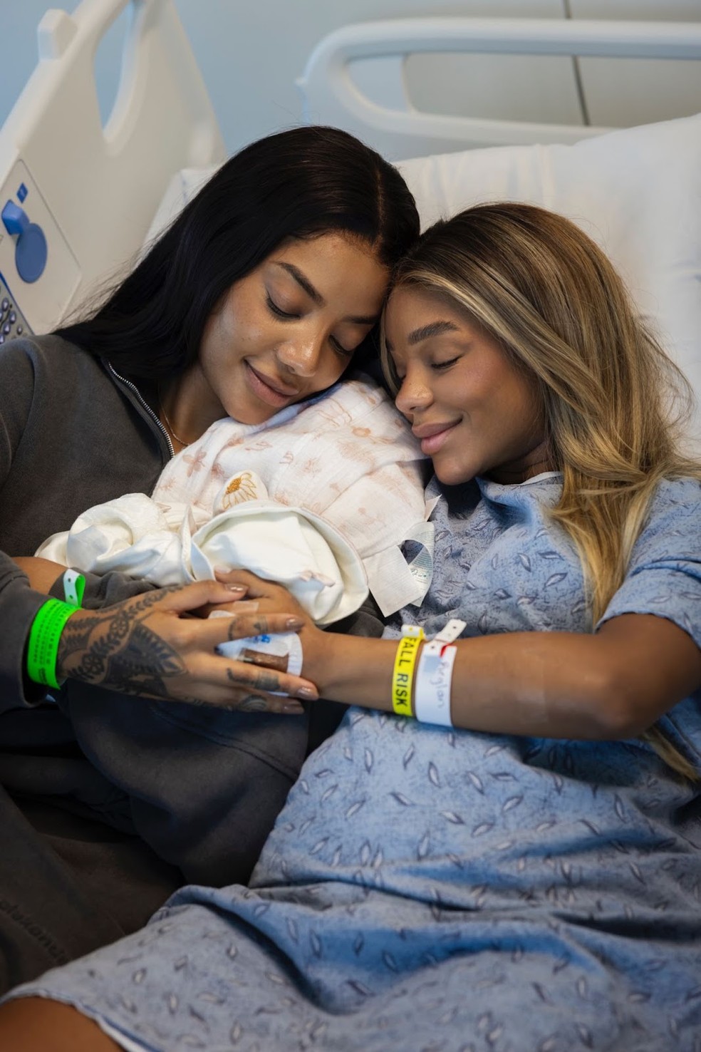 Filha de Ludmilla e Brunna Gonçalves aparece no colo das mães pela primeira vez — Foto: Nathalia Schumacher
