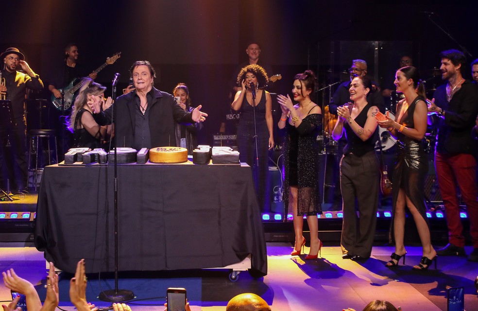 Fábio Jr. recebe a família no palco — Foto: Thiago Duran/BrazilNews