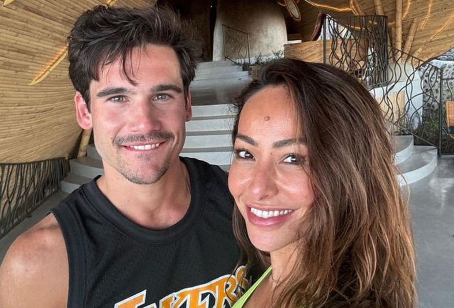 Sabrina Sato mostra café da manhã romântico que ganhou de Nicolas Prattes