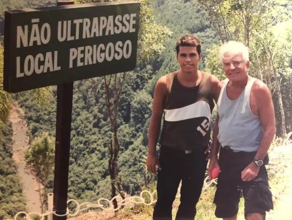 Roger na juventude com Cid Moreira — Foto: Arquivo Pessoal