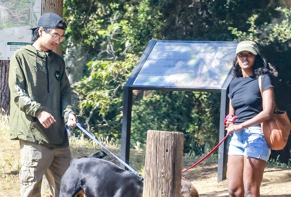 Os irmãos Maddox e Zahara, filhos de Angelina Jolie e Brad Pitt — Foto: Grosby Group