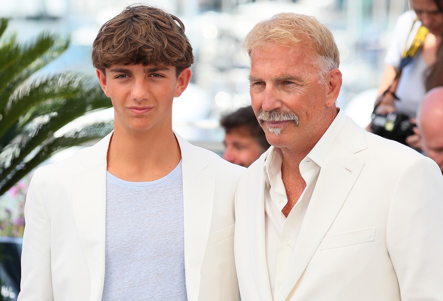 Solteiro, Kevin Costner debuta novo visual ao lado do filho em Cannes