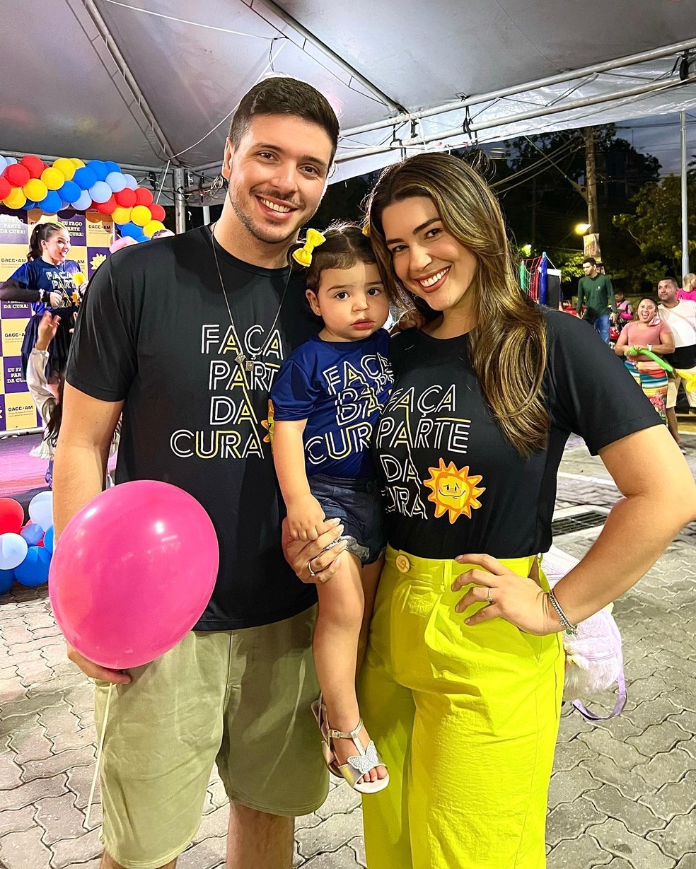 Vivian Amorim e Leo Hirschmann com a filha, Malu — Foto: Instagram