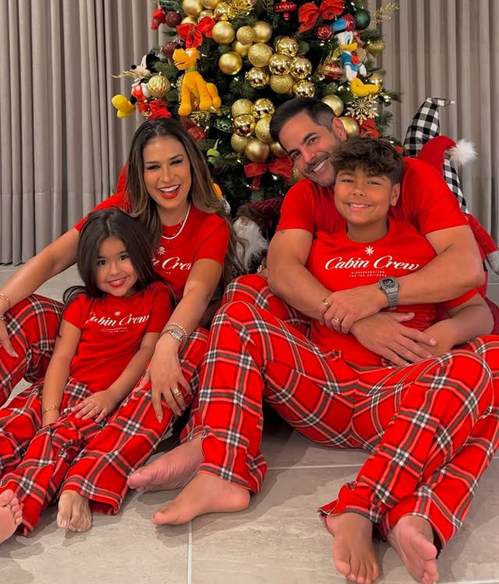 Simone Mendes e Kaká Diniz com os filhos — Foto: Reprodução/Instagram