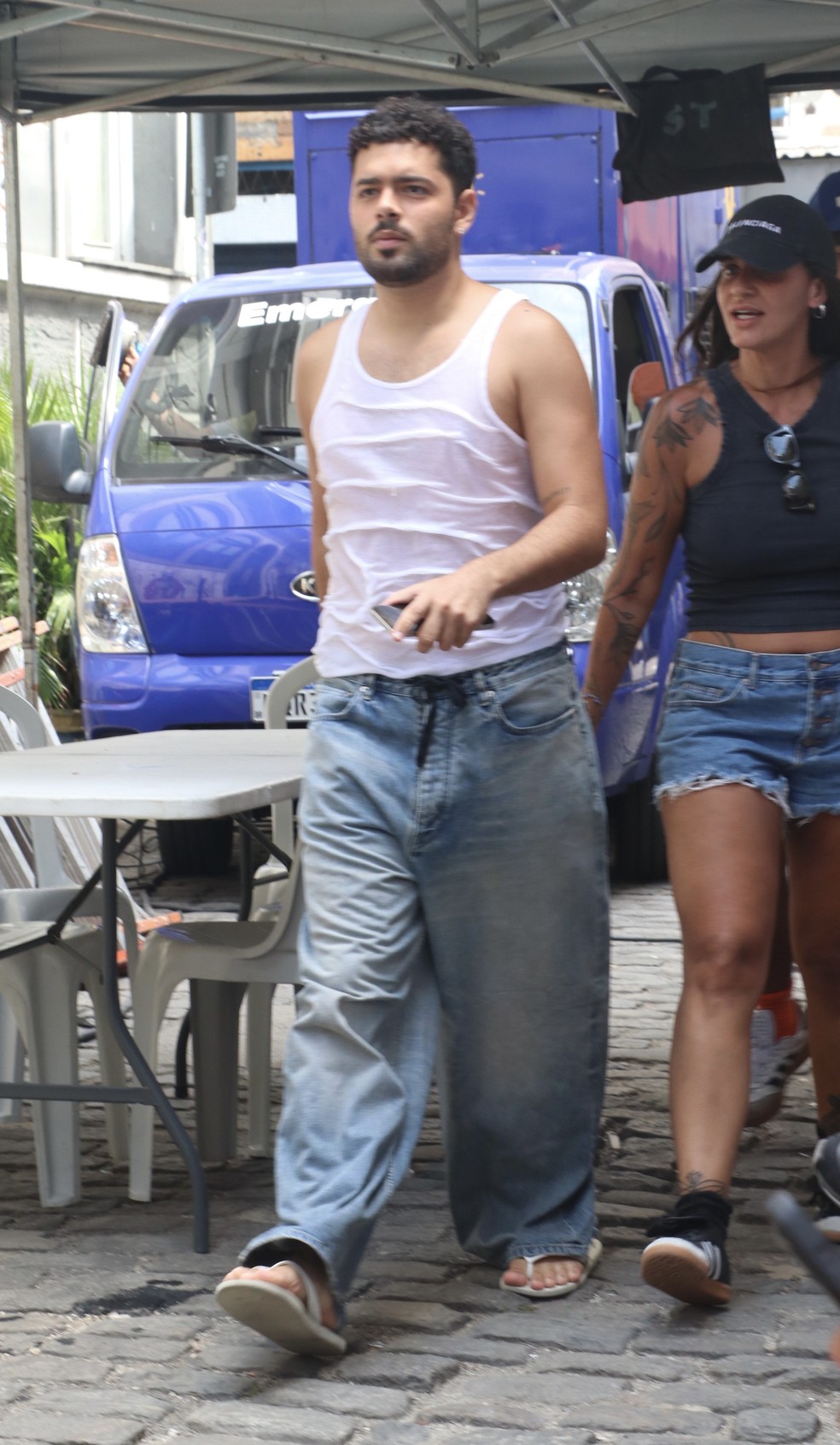 Pedro Sampaio grava clipe no Beco do Rato, no Rio