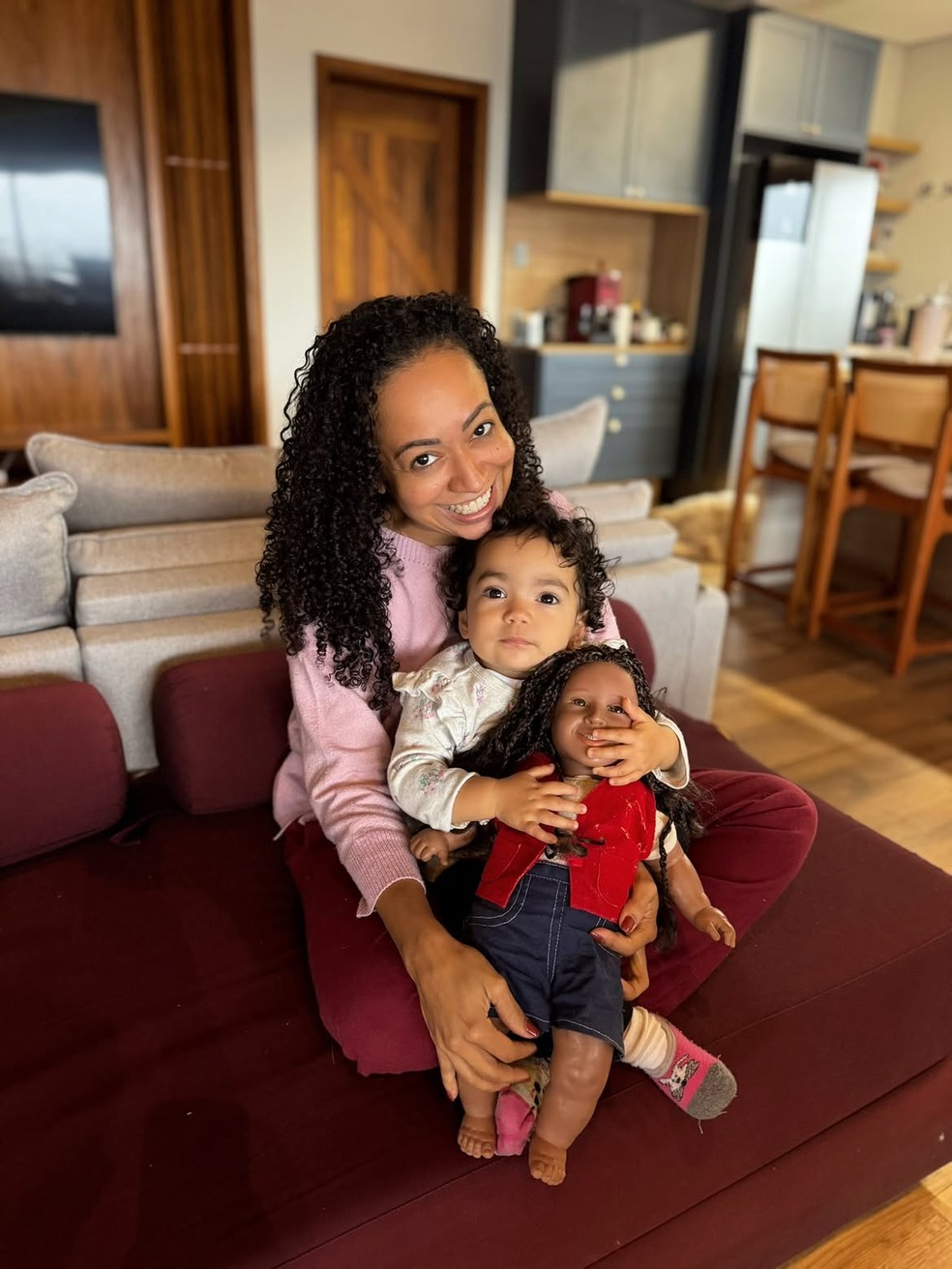 Aretha Oliveira posa com a filha, Aniki, e a boneca da chiquitita Pata — Foto: Reprodução/Instagram