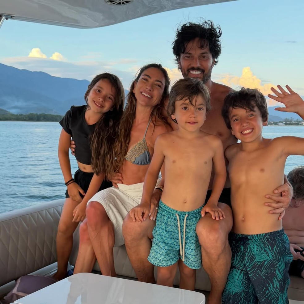 Patrícia Abravanel e Fábio Faria com os filhos Jane, Senor e Pedro — Foto: Reprodução/Instagram