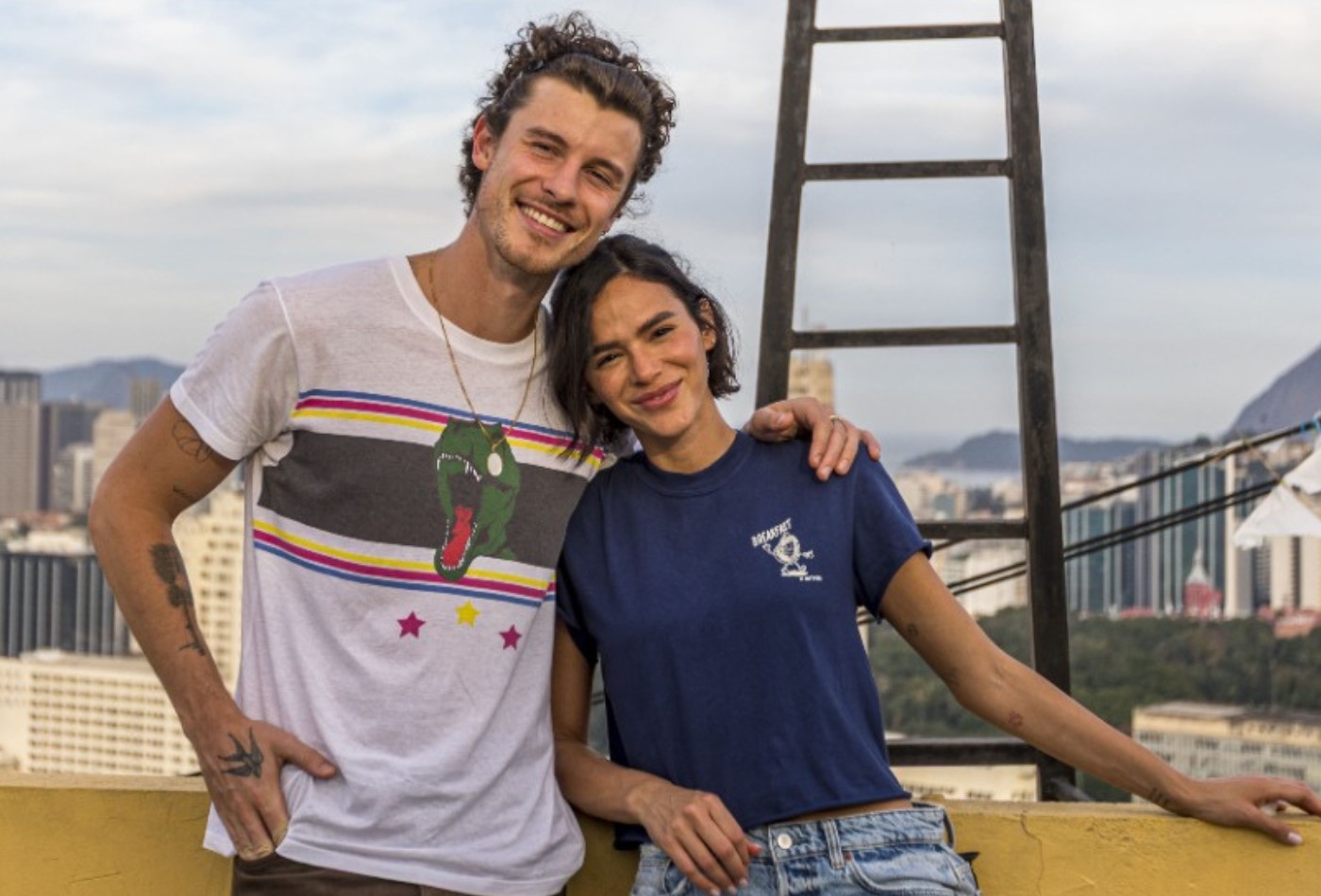 Bruna Marquezine e Shawn Mendes posam juntinhos em nova foto inédita no Morro da Providência; veja - QTU Questões do Universo