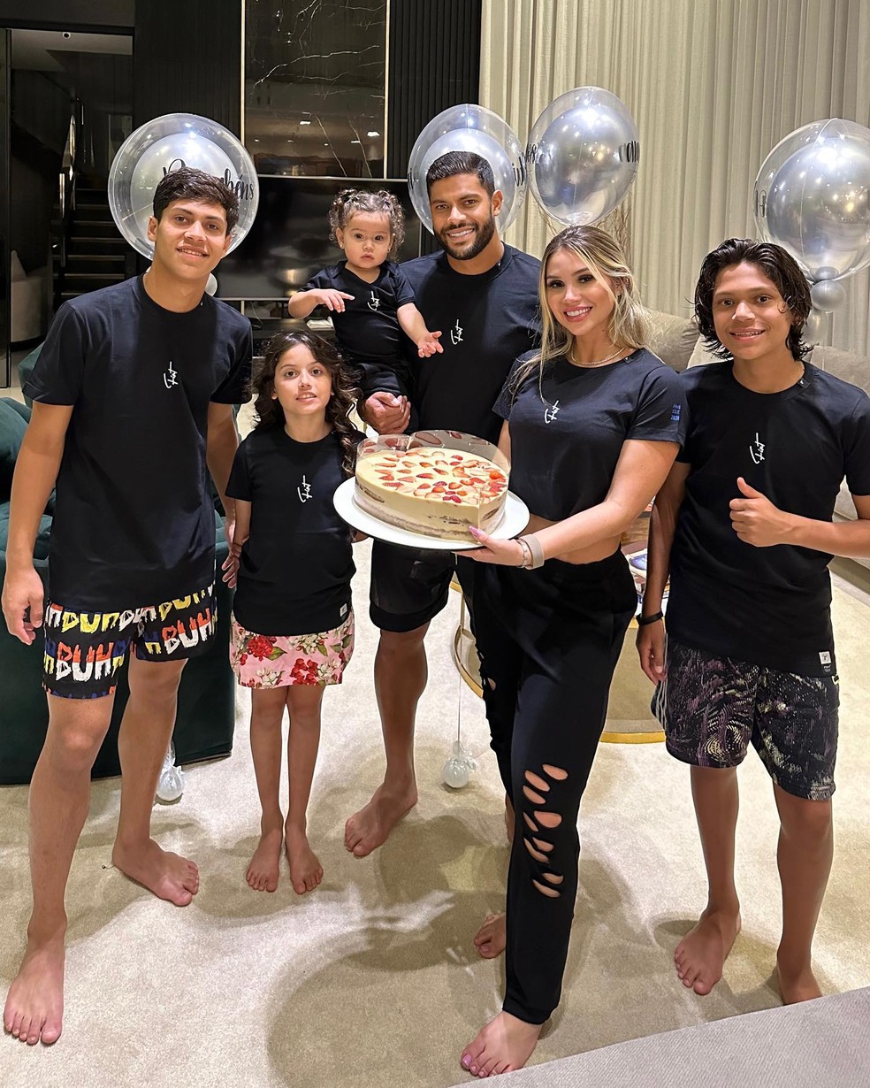 Hulk comemora aniversário de 37 anos com Camila Ângelo e os quatro filhos — Foto: Instagram