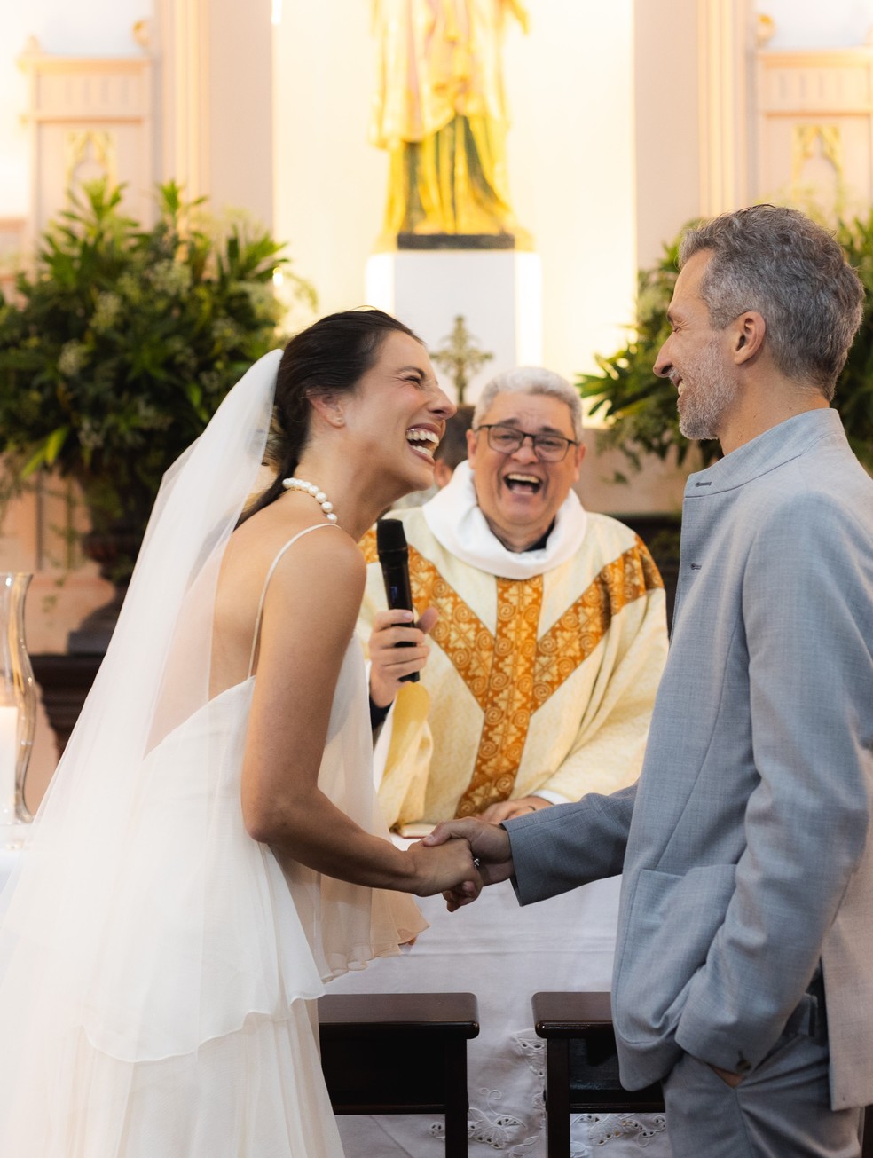 Chico Bosco e Ana Lycia sobem ao altar em casamento intimista após 10 ...