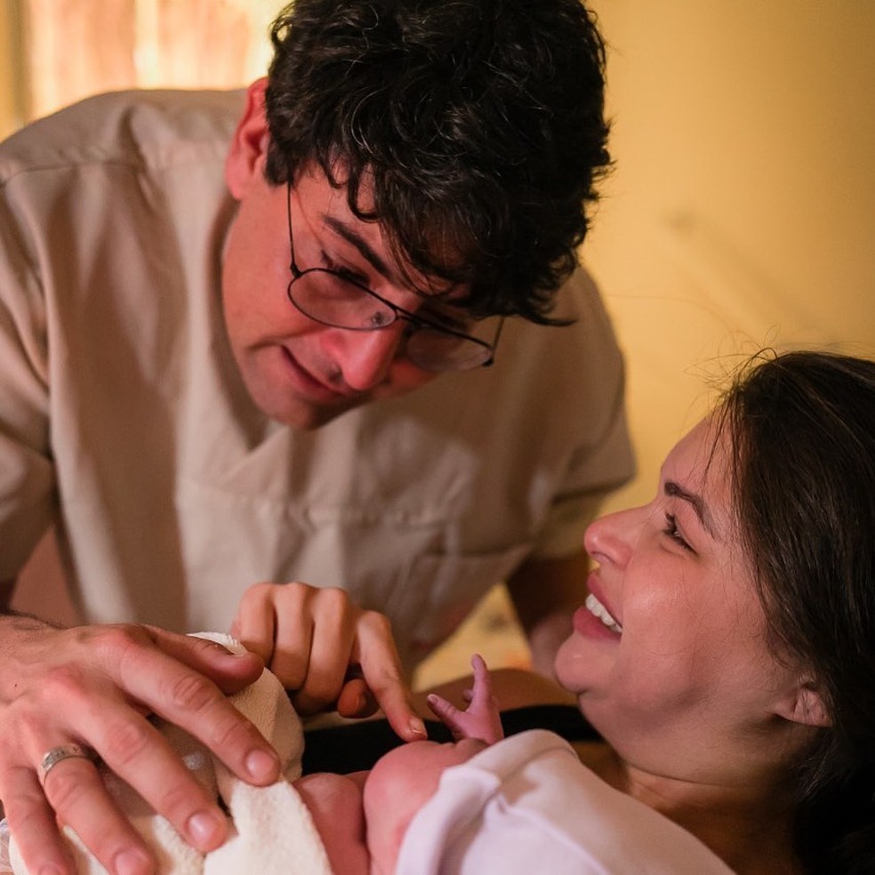 Bruno de Luca com a noiva e a filha no parto — Foto: Reprodução do Instagram