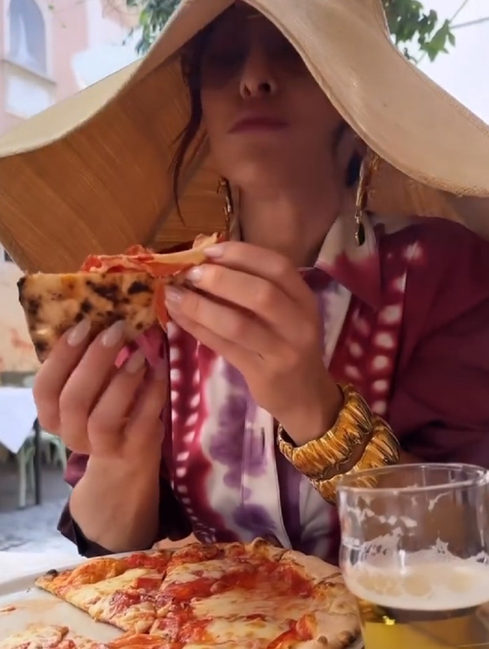 Com maxichapéu, Sabrina Sato saboreia pizza em Roma — Foto: Reprodução/Twitter