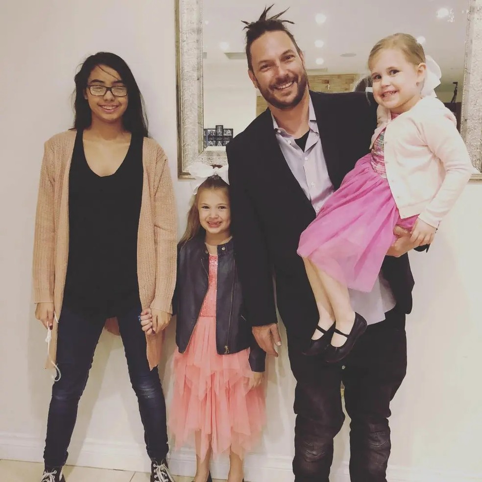 Kevin Federline com as filhas Kori, Jordan e Peyton — Foto: Reprodução / Instagram