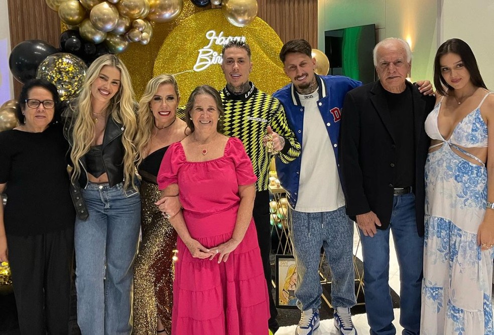 Yasmin Brunet com a família do Mc Daniel — Foto: reprodução / instagram