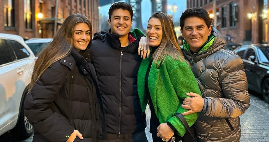 César Filho e Elaine Mickely curtem NY com os filhos : 'Família é onde mora  a alegria e o amor'