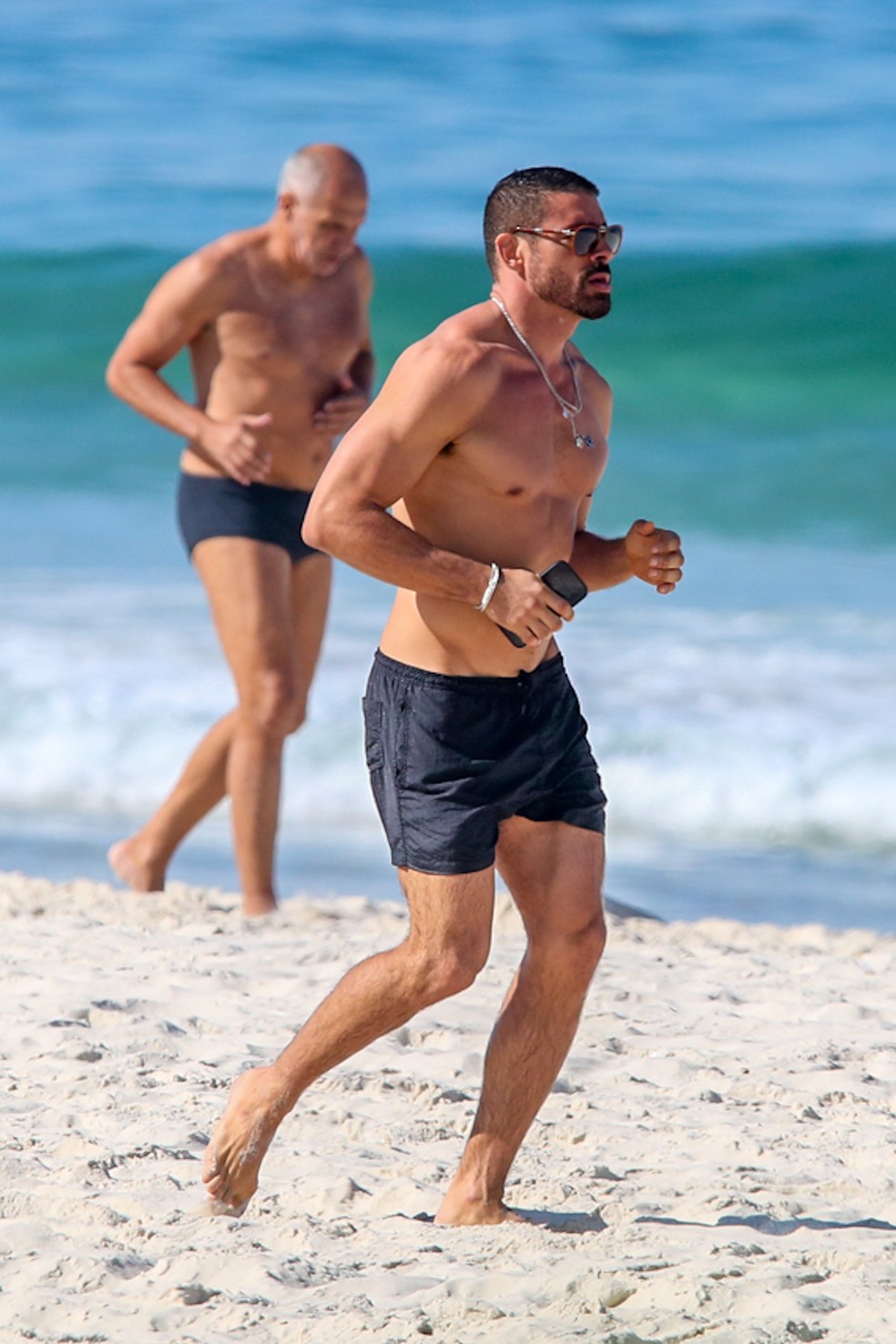 Cau&atilde; Reymond aproveita manh&atilde; de sol para correr na praia da Barra da Tijuca &mdash; Foto: Dilson Silva/Ag News