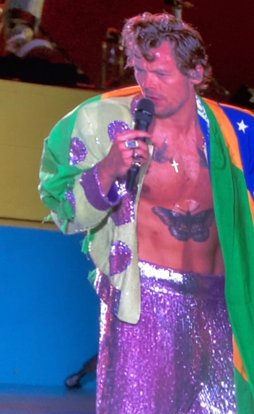 Harry Styles empolga fãs no Rio e promete nova tattoo em homenagem ao