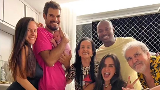 Carol Peixinho faz festinha de aniversário com Thiaguinho e família em Salvador