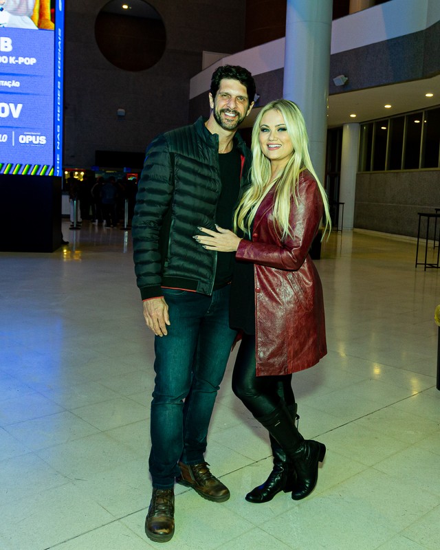 Ellen Rocche e Guilherme Chelucci trocam beijos em show de Ana Carolina