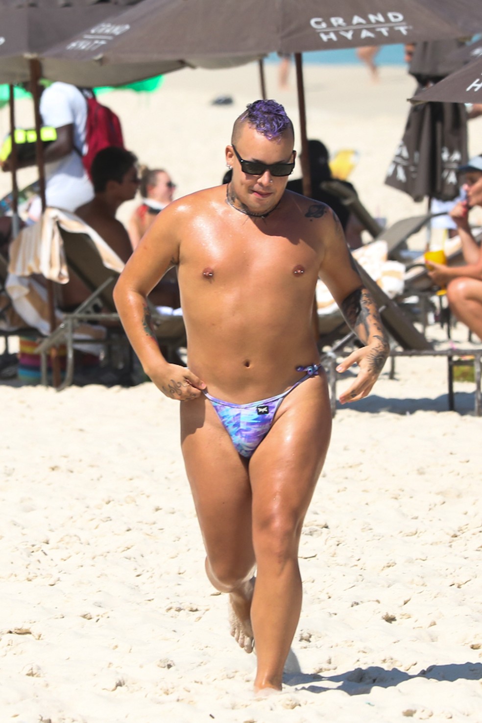 Gloria Groove curte praia com calcinha de biquíni no Rio de Janeiro