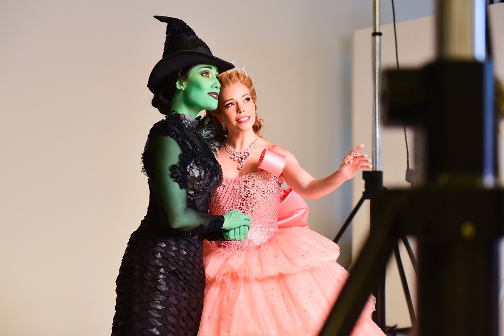 Myra Ruiz e Fabi Bang em sessão de fotos do musical Wicked — Foto: Andy Santana/Brazil News 