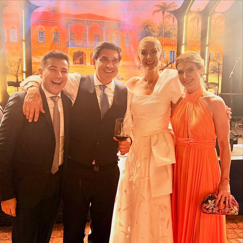 Os noivos, Edu Guedes e Ana Hickmann, com o renomado cabeleireiro Robson Jassa — Foto: Reprodução/Instagram