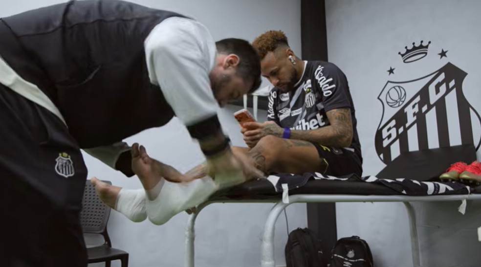 Neymar em dia de jogo pelo Santos — Foto: Reprodução/YouTube