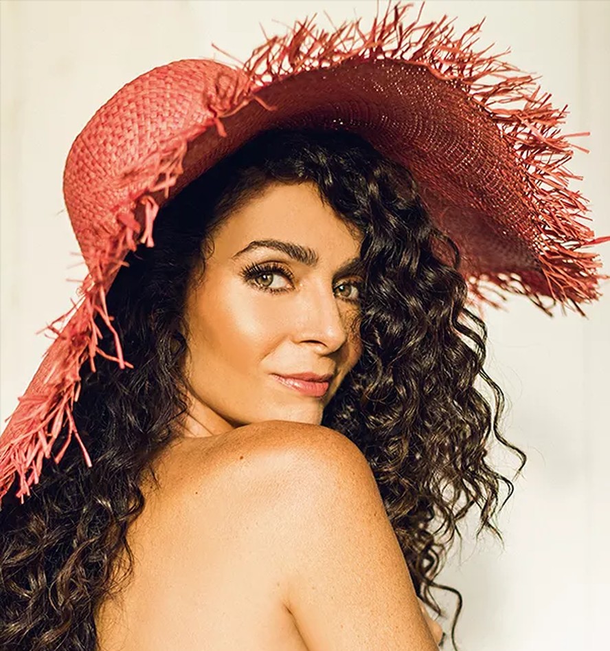 De biquíni, Claudia Ohana aparece sensual ao tomar chuveirada para celebrar  Dia Mundial da Água