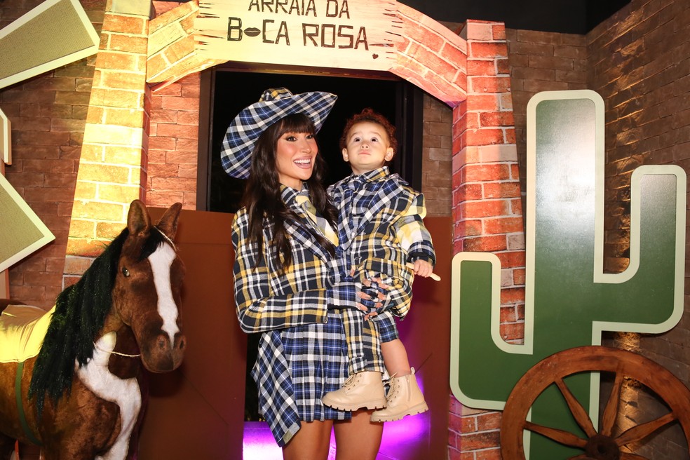 Bianca Andrade e o filho, Cris — Foto: Brazil News