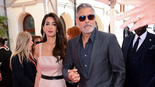 George Clooney rouba a cena durante tapete vermelho de premiação em Londres
