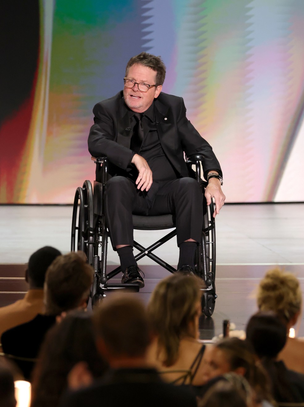 Michael J. Fox leva o Prêmio Humanitário Bob Hope no Emmy 2026 — Foto: Getty Images