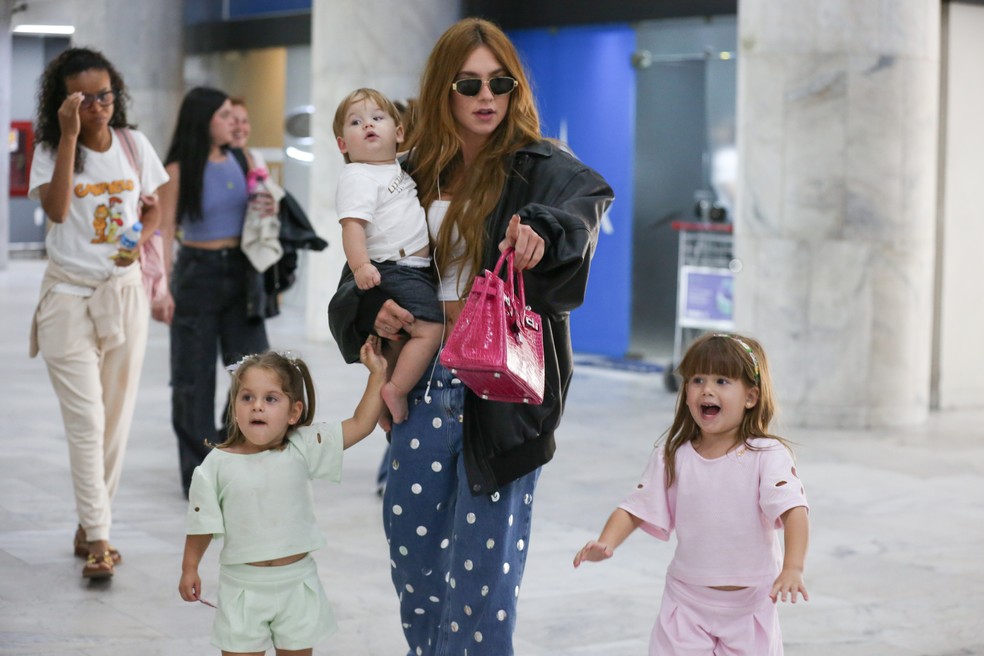 Virginia Fonseca embarca com os filhos no Rio, e Maria Alice encanta com  gracinha