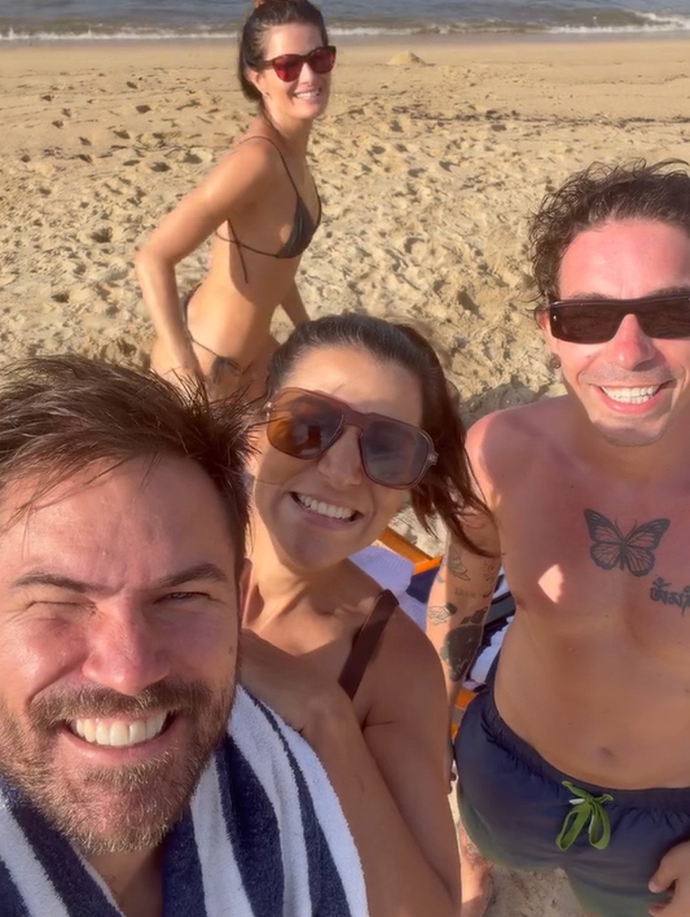 Di Ferrero abriu álbum de dia de praia com Isabeli Fontana e o enteado — Foto: Reprodução/Instagram